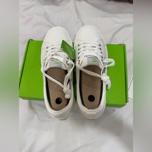 Cariuma low off white canvas shoe